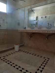 Et badeværelse på Au charme de la pierre