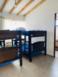 Habitación con 2 literas y mesa. en San Gil Villa 48 Palmaire en San Gil