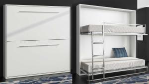 une chambre avec un lit superposé et un miroir dans l'établissement Résidence Beauvau - Numéro 6 - Centre de SARLAT, à Sarlat-la-Canéda