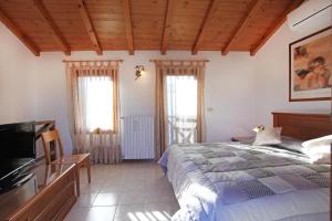 TV a/nebo společenská místnost v ubytování Locanda Delle Acque + 35 fotografií