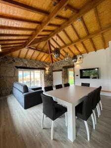 uma sala de jantar com mesa e cadeiras em Refúgio do Vale em Celorico de Basto