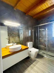 uma casa de banho com um lavatório e um WC em Refúgio do Vale em Celorico de Basto