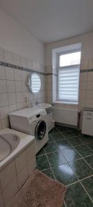 a bathroom with a washing machine and a window at Gemütliche Zwei-Zimmer-Ferienwohnung "W1" in Zwenkau bei Leipzig im Neuseenland in Zwenkau +71 photos