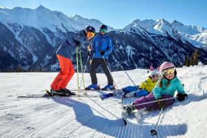 a group of three people on a ski slope at Haus Partoll in Kappl