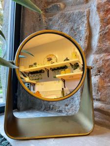 ein Spiegel auf einem Tisch in der Unterkunft Charming stone Bothy at Loch Lomond in Luss