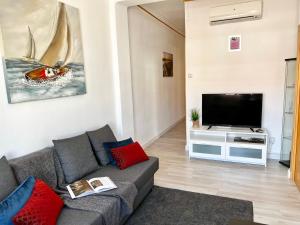 a living room with a couch and a flat screen tv at Apartment near the BIO PARC in Valencia