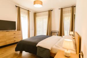 una camera con letto, TV e tavolo di The Lazy Bear a Sovata