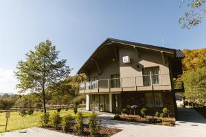 una grande casa con balcone sul lato di The Lazy Bear a Sovata