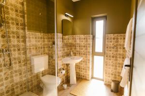 un bagno con wc, lavandino e doccia di The Lazy Bear a Sovata