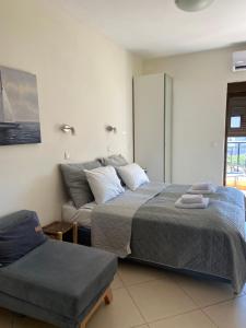 1 dormitorio con 1 cama y 1 silla en Candia Hotel en La Canea