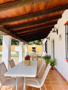 a patio with a white table and chairs at Casa Manolín in Córdoba