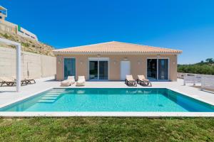 una villa con piscina e una casa di Spartakos Luxury Villa 5 a Plános