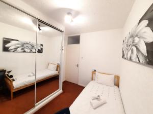 Katil atau katil-katil dalam bilik di London North Downs rooms