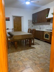 cocina con mesa y sillas en una habitación en Residence il giardino sul fiume Nera, en Cerreto di Spoleto