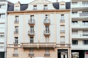 Un edificio con balcones a los lados. en Audace - Magnifique Appartement 75m2 - Position Centrale Gare-Pompidou-Nouvelle Ville - Garage Privé - 2 à 4 Personnes, en Metz