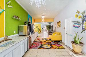 Inn at Palm Springs في بالم سبرينغز: غرفة مع مطبخ مع جدران خضراء
