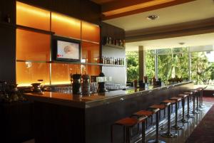 a bar with a row of bar stools at Howard Johnson Plaza Resort & Casino Mayorazgo in Paraná
