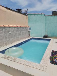 una gran piscina con aseo. en Casa de Praia com piscina, en Mongaguá
