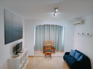 Televízia a/alebo spoločenská miestnosť v ubytovaní Bonito estudio, Torremolinos, COSTA DEL SOL