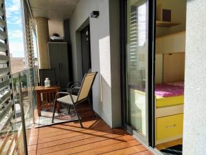 Cette chambre dispose d'un balcon avec une chaise et une table. dans l'établissement Apartamento Lliris Atico, à L'Estartit