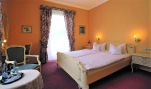 Letto o letti in una camera di HOTEL YOGA JASMIN ehemals Hotel Eberhardt-Burghardt