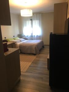 um quarto com 2 camas e uma janela em Fiordaliso em Aosta