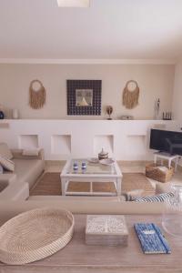 ein Wohnzimmer mit einem Sofa und einem Tisch in der Unterkunft Villa Tiguaro Piscina Climat Jacuzzy AC Villa 9 12 in Corralejo