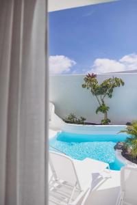 Bazén v ubytovaní Villa Tiguaro Piscina Climat Jacuzzy AC Villa 9 12 alebo v jeho blízkosti