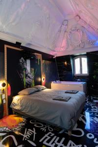 Posteľ alebo postele v izbe v ubytovaní Capsule Art Déco - Jacuzzi - Netflix - Home Cinéma - Arcade de jeux & Nintendo switch - 2 chambres - Filet suspendu + 37 fotografií