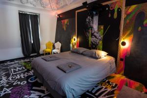 Posteľ alebo postele v izbe v ubytovaní Capsule Art Déco - Jacuzzi - Netflix - Home Cinéma - Arcade de jeux & Nintendo switch - 2 chambres - Filet suspendu