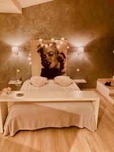 1 dormitorio con 1 cama con una foto de una mujer en Villa piscine 6km de Cassis 12 couchages, en Roquefort-la-Bédoule