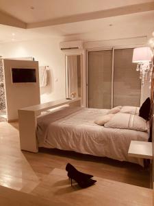 Un dormitorio con una cama grande y una ventana grande. en Villa piscine 6km de Cassis 12 couchages, en Roquefort-la-Bédoule 12 fotos más