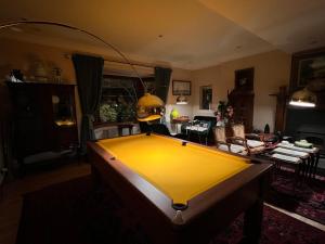 Biliardový stôl v ubytovaní Ailim House Serviced Cottage Escape, around the corner from the Old Course