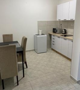 Kuchyň nebo kuchyňský kout v ubytování MAGIC M Apartment