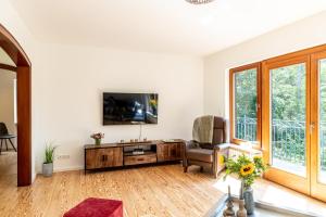Μια τηλεόραση ή/και κέντρο ψυχαγωγίας στο Landhaus Karbach komplett oder einzelne Wohneinheiten Villa inkl Sauna bzw Waldhäuschen