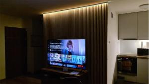 a flat screen tv in a room with a wall at Spokojny Wypoczynek 5 in Ostrów Wielkopolski