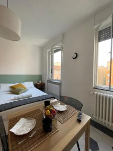 um quarto com uma cama e uma mesa com fruta em La Marina di Milano - Pier Lombardo em Milão