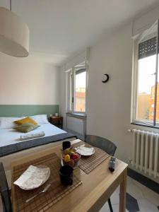 une chambre avec un lit et une table avec des fruits dessus dans l'établissement La Marina di Milano - Pier Lombardo, à Milan