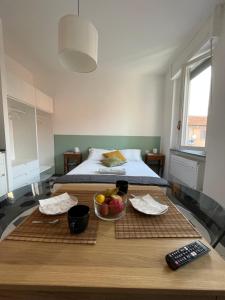 Habitación con cama y mesa con un bol de fruta en La Marina di Milano - Pier Lombardo en Milán