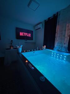 einen Pool in einem Zimmer mit Neonschild in der Unterkunft Love Room à Cannes - Appartement 25m2 pour 2 personnes avec un jacuzzi Privé in Cannes