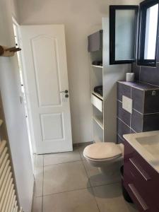 łazienka z białą toaletą i drzwiami w obiekcie Charment logement avec parking et jardin privatif w mieście Rocbaron +3 zdjęcia
