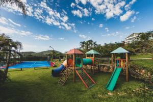 プライア・ド・ローザにあるFazenda Verde - Praia do Rosaの庭遊具群