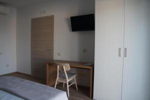 Schlafzimmer mit einem Schreibtisch, einem Bett und einem Stuhl in der Unterkunft La Sperella Bed and Breakfast in Fermo