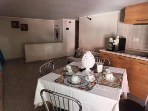 une cuisine avec une table et un chiffon de table blanc dans l'établissement Casa TerraMare, à Palerme