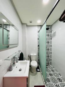 La salle de bains est pourvue d'un lavabo, de toilettes et d'une douche. dans l'établissement Appartement avec jolie terrasse privée et parking Apartment with nice private terrace and parking, à Marrakech