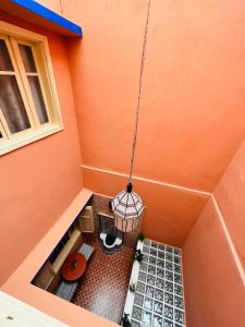 una vista sul soffitto di un balcone di una casa di Appartement avec jolie terrasse privée et parking Apartment with nice private terrace and parking a Marrakech