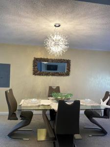 mesa de comedor con sillas y lámpara de araña en Fabulous Family Rancher ! Ocean City NJ Beaches, en Somers Point