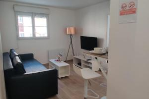 Televízia a/alebo spoločenská miestnosť v ubytovaní Appart Cosy Auber Porte de Paris