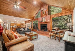 sala de estar con muebles y chimenea en Luxury Rock Creek Cabin w Deck by Lake Hamilton, en Hot Springs