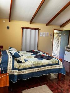 Letto o letti in una camera di Camping Hostal Tipanie Moana Aeropuerto Centro